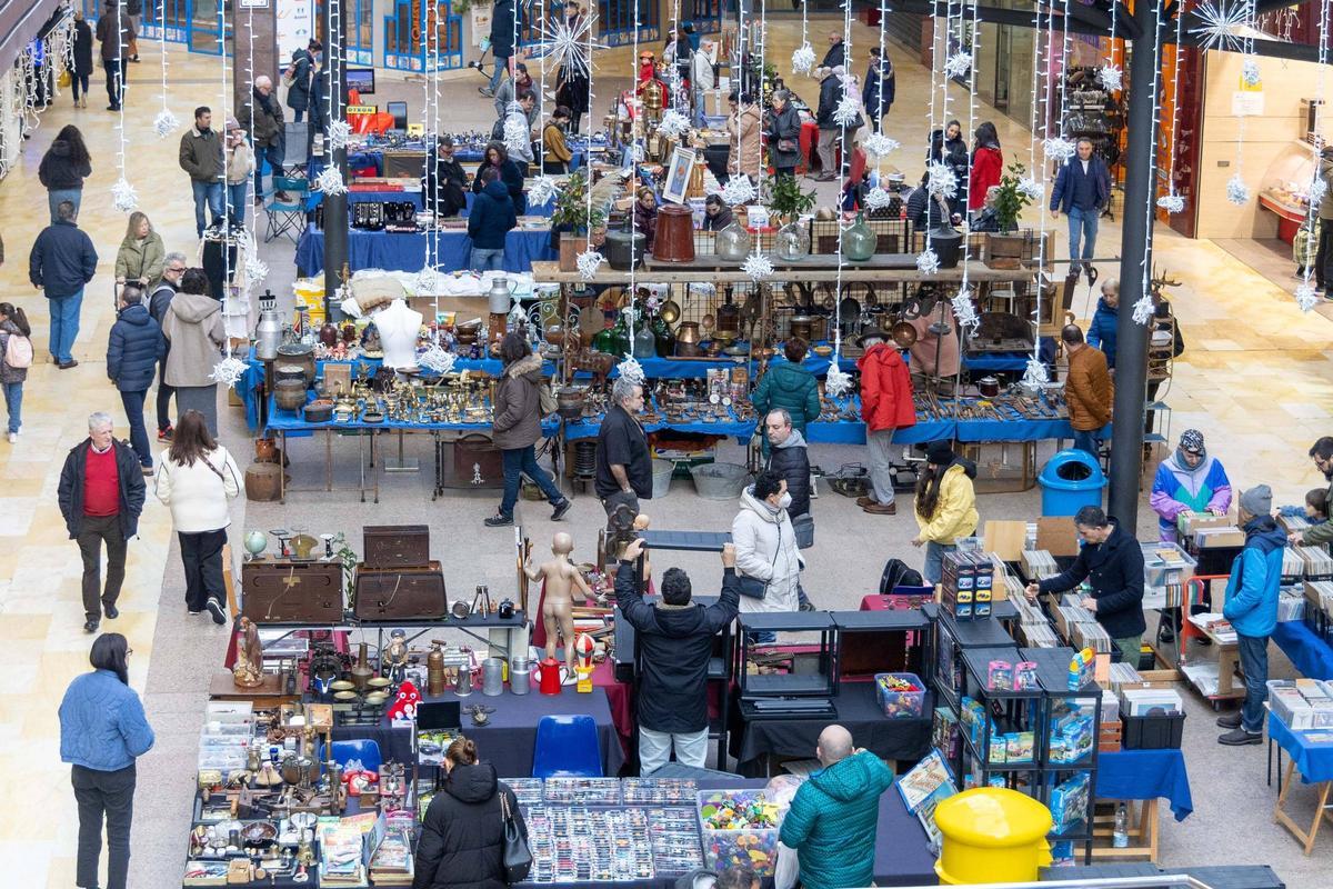 Do aritmómetro ao Playmobil sen esquecer o máis 'vintage': a Feira de Antigüidades triunfa en Área Central