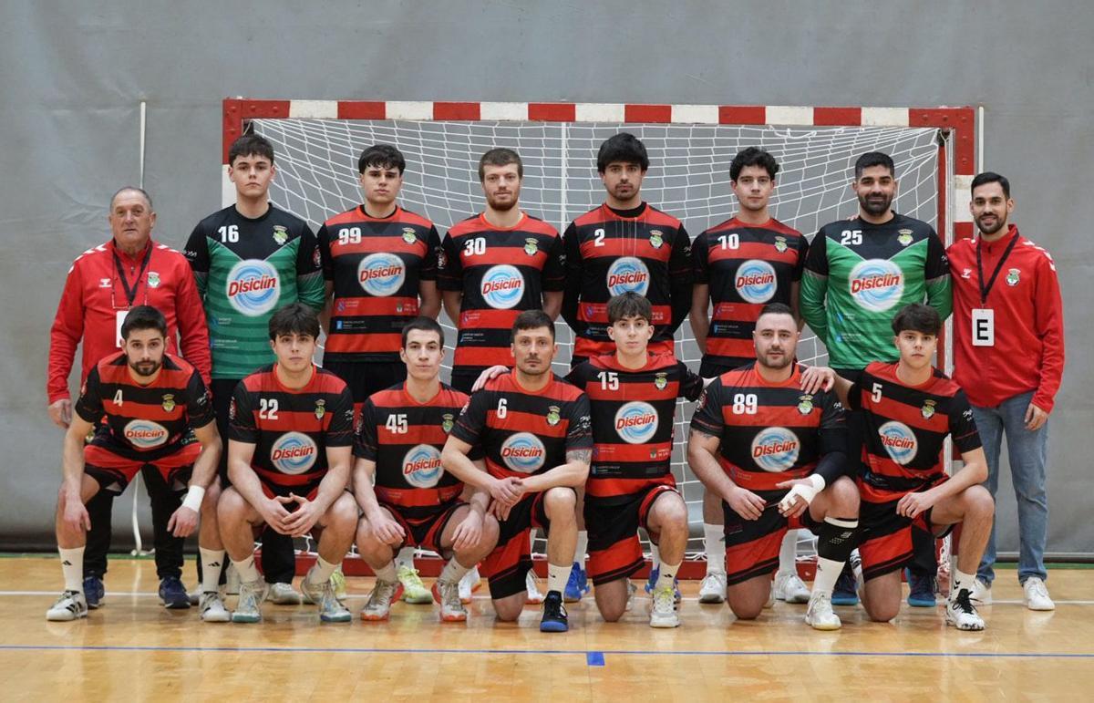 Equipo y cuerpo técnico del Disiclín Balonmán Lalín que viajó la semana pasada a Gáldar. | IVÁN MOLINA (GOFIO MEDIA)