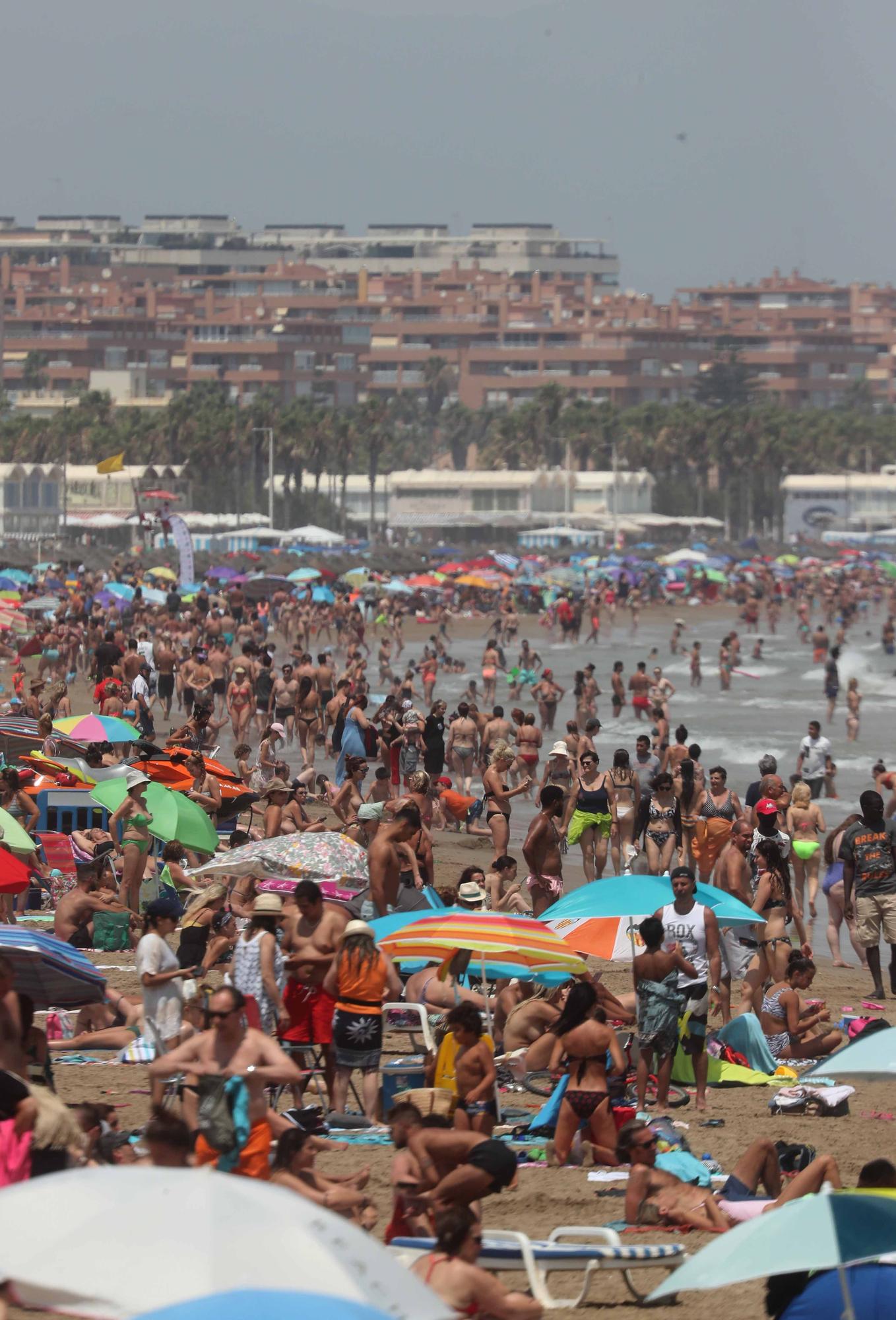 La playa y las terrazas, de nuevo, llenas