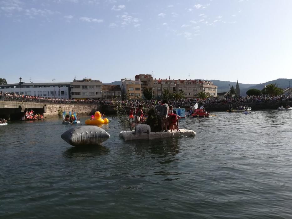 Decenas de embarcaciones improvisadas participan en la carrera "Flota como poidas"