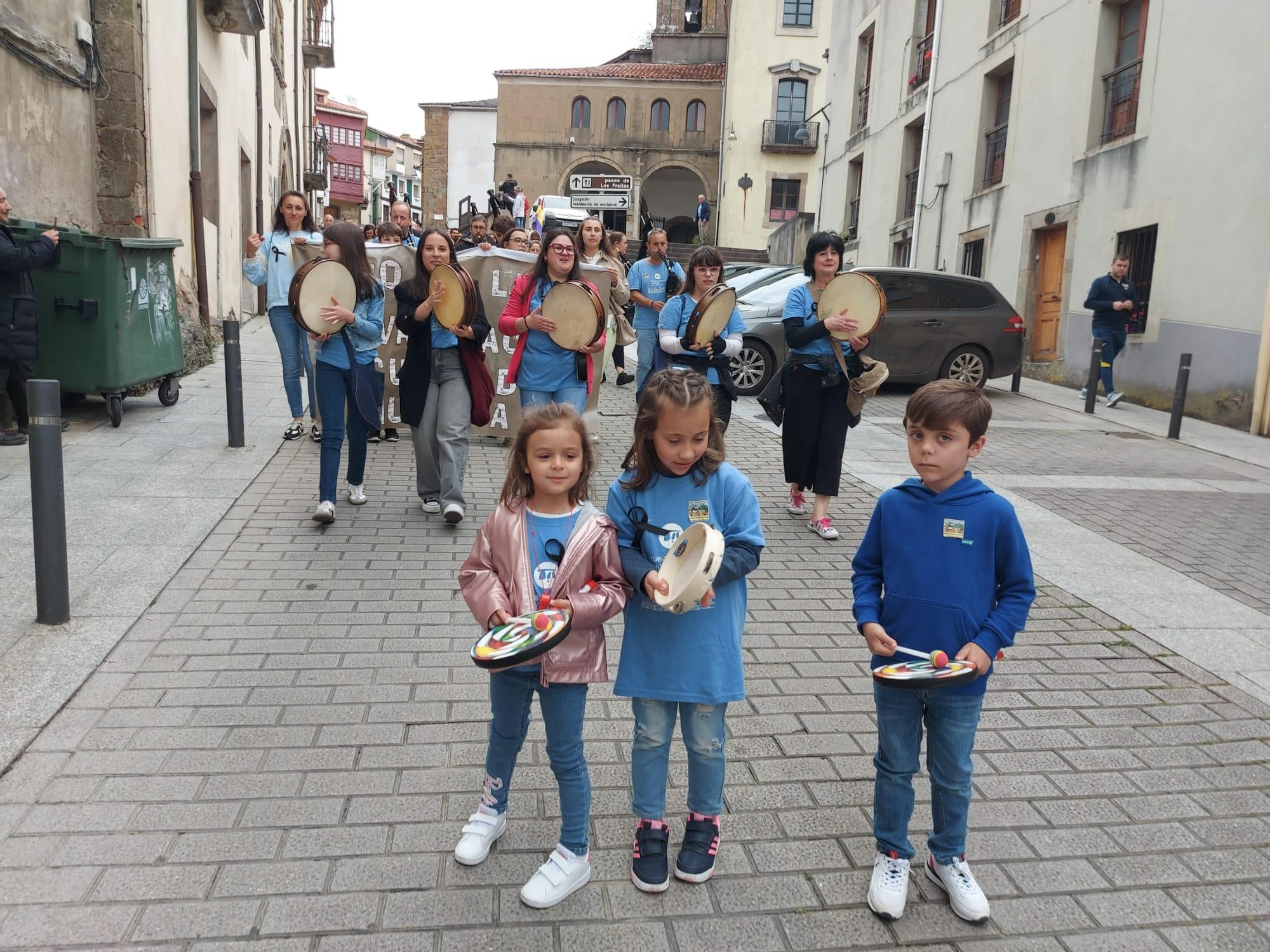 En imágenes: Así fue la manifestación contra el cierre de la Escuela de Música de Tineo
