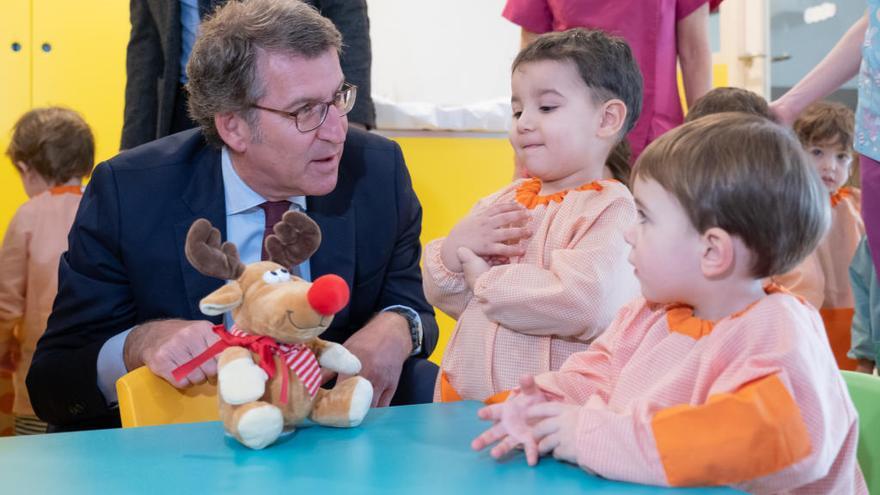 Feijóo durante su visita a una escuela infantil compostelana esta mañana.