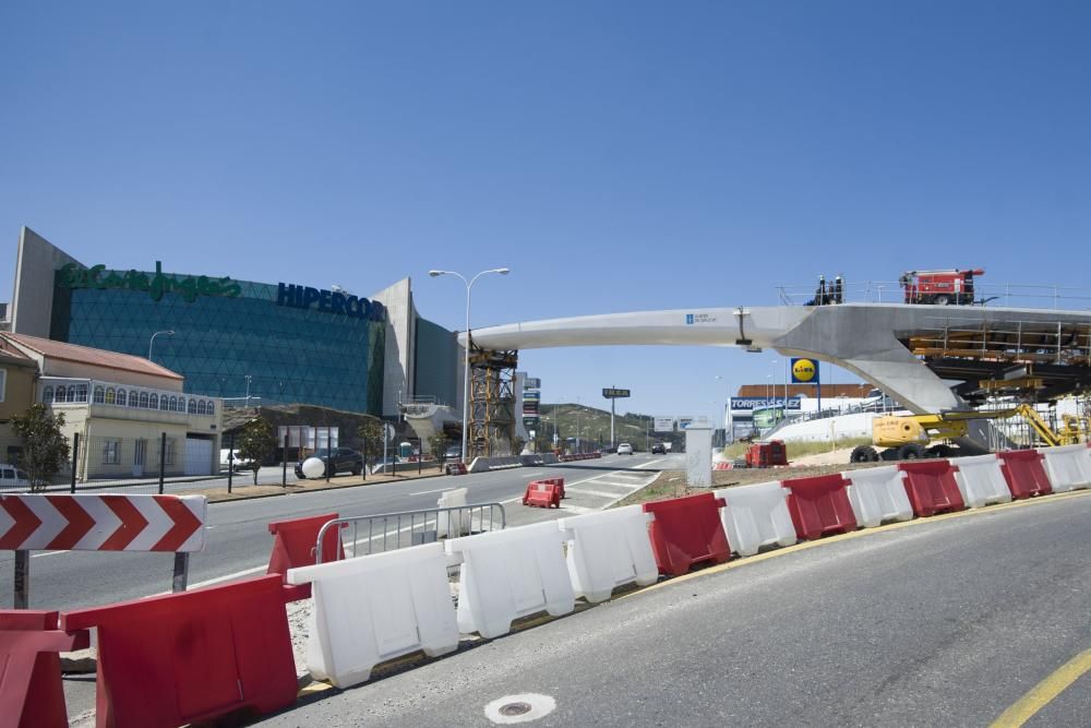 La estructura, de 200 metros de longitud,  se pondrá a disposición de los vecinos este verano para mejorar la movilidad y seguridad vial en el entorno.