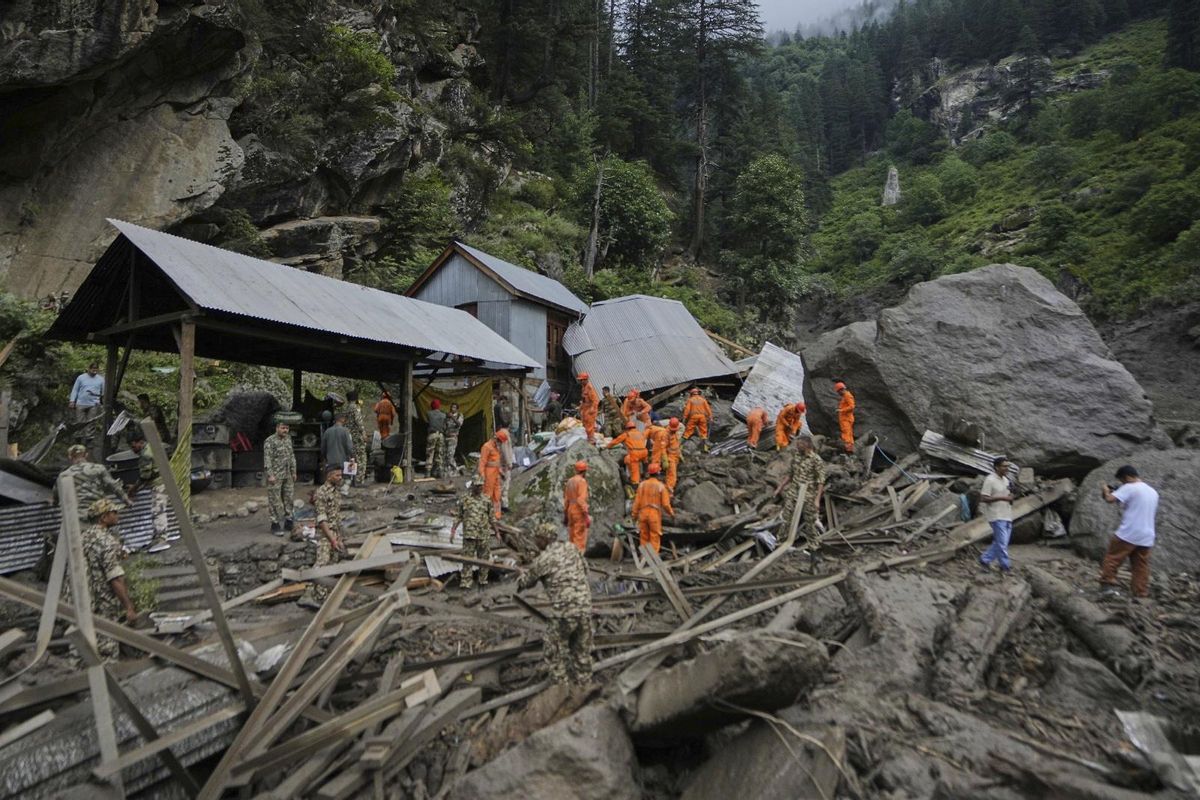 Les pluges torrencials deixen més de 230 morts i centenars de desapareguts al Pakistan i l’Índia