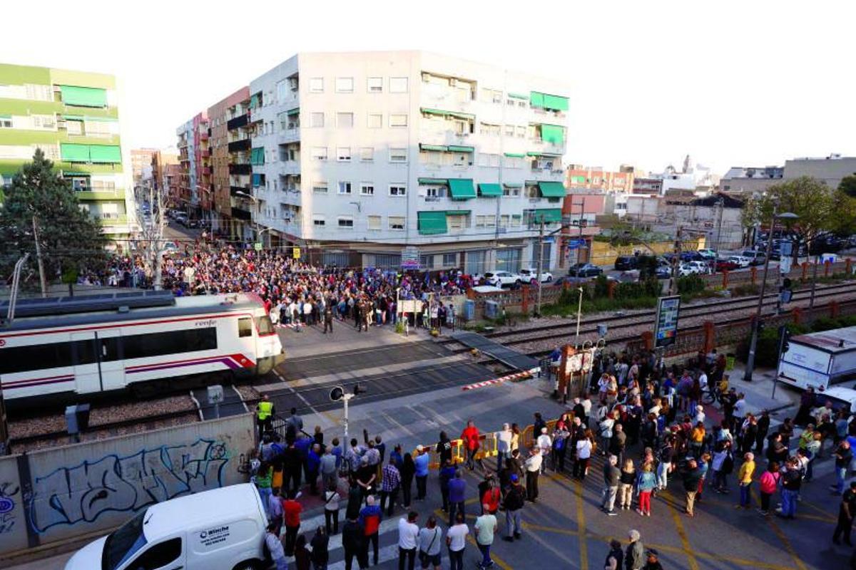 Pasos a nivel que colisionan contra el clamor vecinal