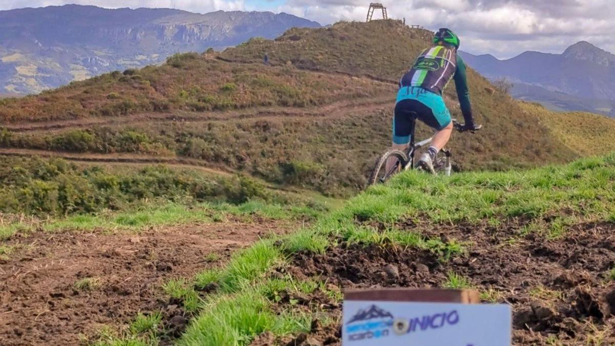 Un ciclista en el circuito &quot;flow trail&quot; de Laviana.