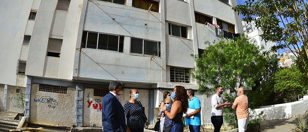 Javier Doreste y Mercedes Sanz ante un bloque de viviendas en la Vega de San José. | |