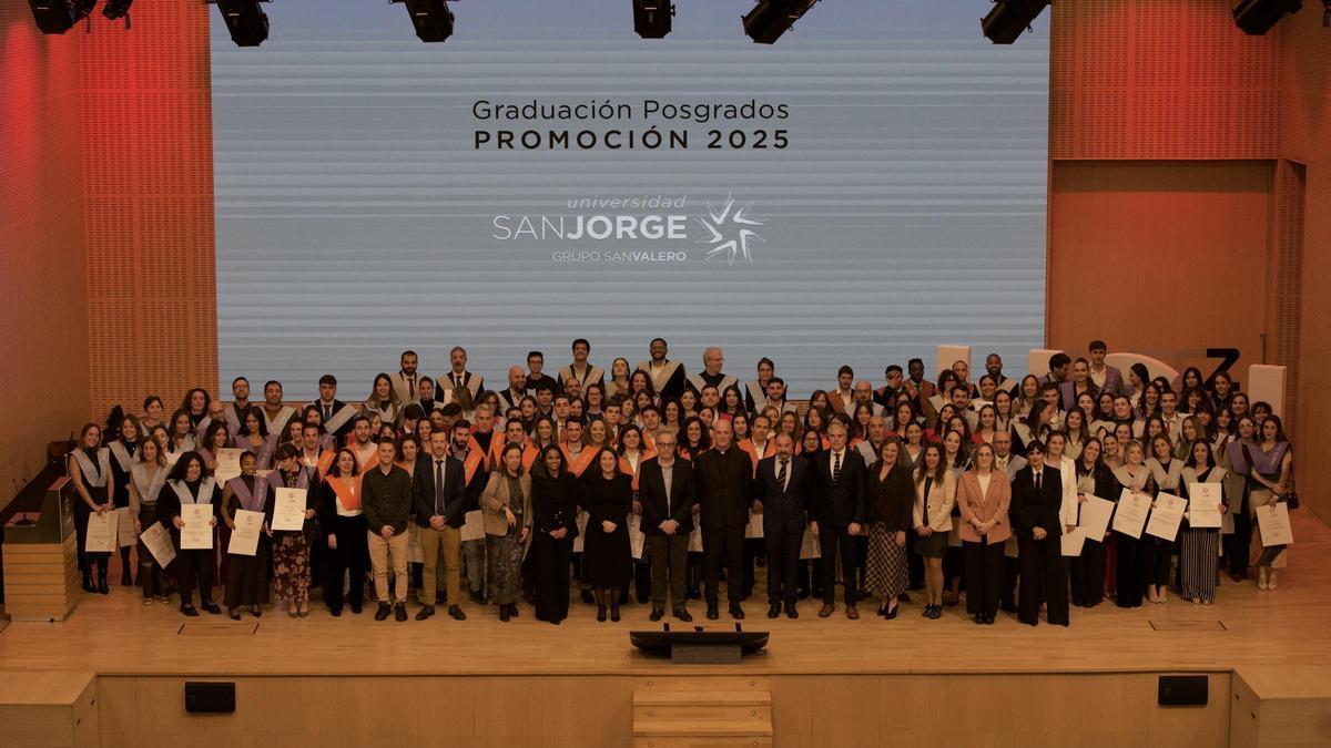 Foto de familia de los graduados de posgrados de la Universidad San Jorge.