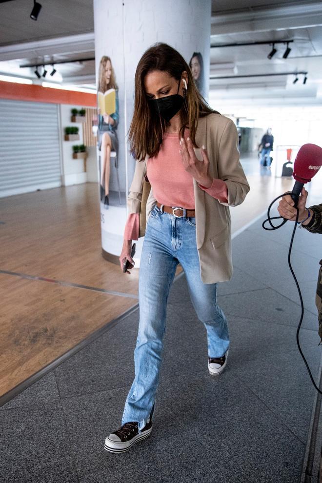 Eva González con vaqueros campana y zapatillas Converse con plataforma