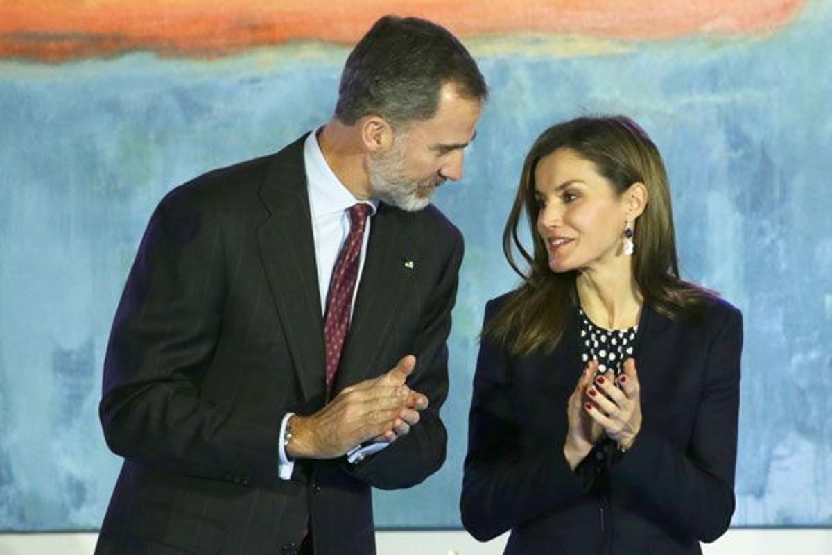 Letizia Ortiz con blusa de lunares de Carolina Herrera y pendientes de Tous