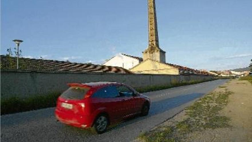 La tèxtil Nylstar des de la carretera de Malgrat, amb la xemeneia que es volia enderrocar.