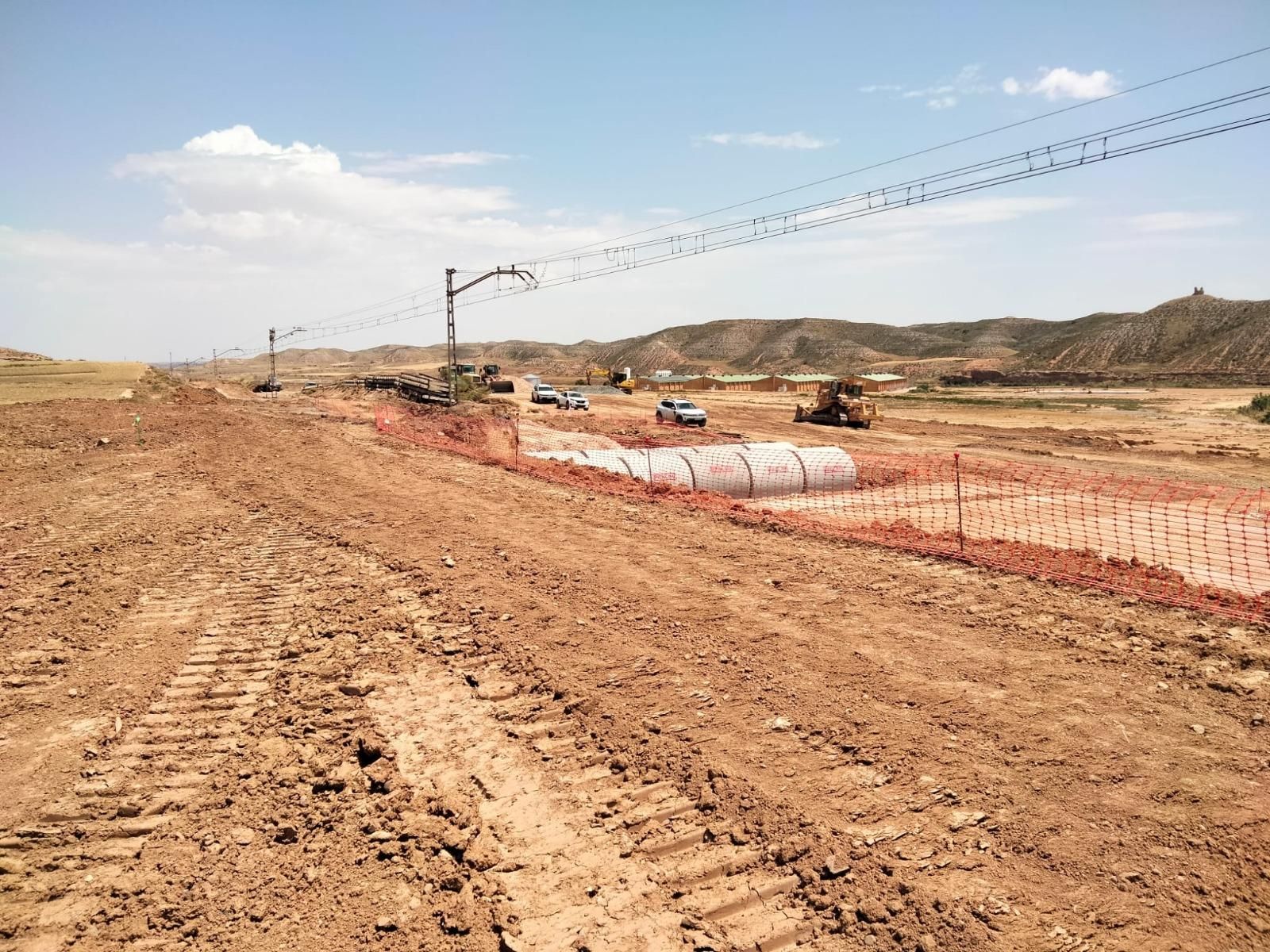 Medio centenar de operarios trabajan para recuperar la circulación de la línea Zaragoza-Tarragona tras las tormentas del pasado 14 de junio en el entorno de Belchite.