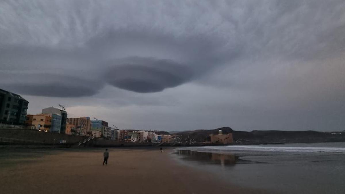 Nubes lenticulares holográficas cubren el cielo de la Playa de Las Canteras, hoy por la mañana