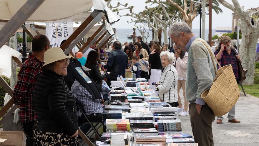 La Feria del Libro y la Fira de Stocks de Santa Eulària, en imágenes