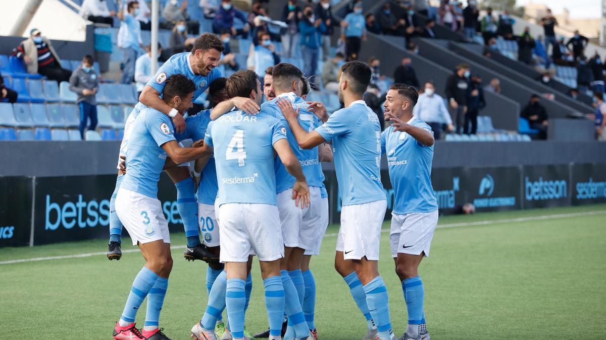 Celebración de los jugadores del bloque celeste con la grada al fondo