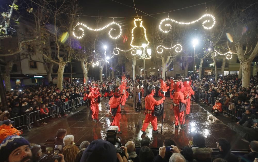 Auf der Plaça Major von Sa Pobla stieg am Montag (16.1.) zu Sant Antoni ein Spektakel mit Musik und Feuerwerk. Traditionalisten bemängeln hier zwar ein unnötiges Aufbauschen zum Event, dem regen Zulauf aber tat das auch diesem Jahr keinen Abbruch.