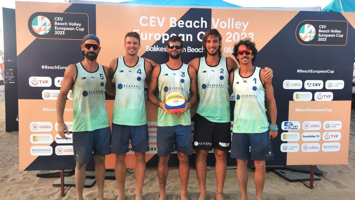 Los integrantes del Beachbol Valencia en la Copa de Europa