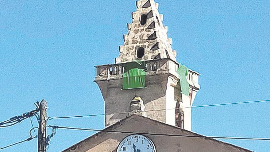 La parroquia de Es Pla de na Tesa, con banderas verdes.