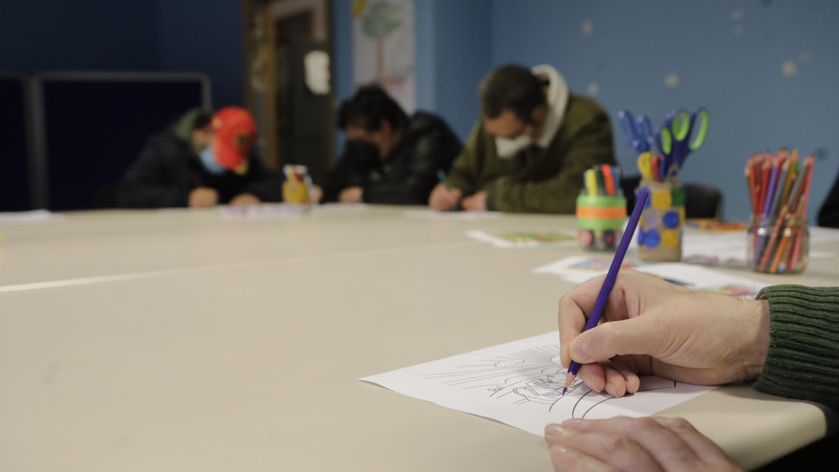 Participantes en el taller de arte terapia de la asociación AFESA en Oviedo