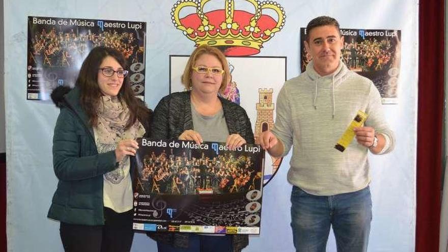 En el centro, la concejal de Cultura junto a representantes de la orquesta.