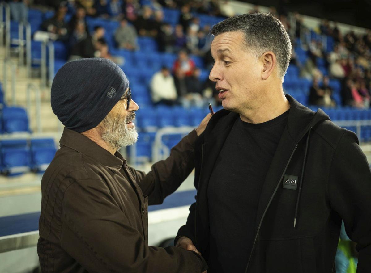 Sandroni saluda a Cervera en el partido de la primera vuelta. | ANDRÉS GUTIÉRREZ