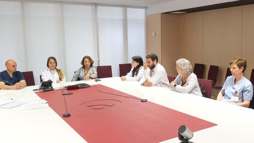 Los principales responsables de la Unidad de la Mama del Hospital Universitario del Vinalopó y del grupo sanitario Ribera durante una de sus reuniones de trabajo. | ÁXEL ÁLVAREZ