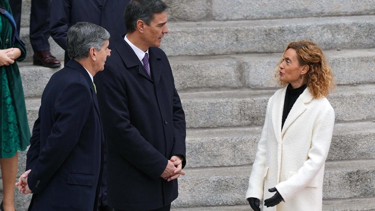 La presidenta del Congreso, Meritxell Batet, este martes, habla con el presidente del Gobierno, Pedro Sánchez, y el el presidente del Constitucional, Pedro González-Trevijano.
