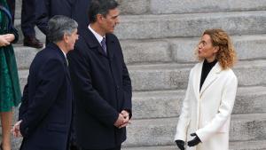 La presidenta del Congreso, Meritxell Batet, habla con el presidente del Gobierno, Pedro Sánchez, y el el presidente del Constitucional, Pedro González-Trevijano.
