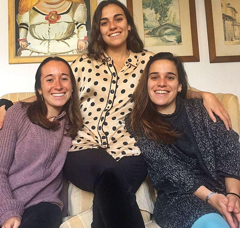 Las ovetenses Paula Cárcaba, Beatriz Setién y Cristina Setién, ayer, en su casa de Madrid. 