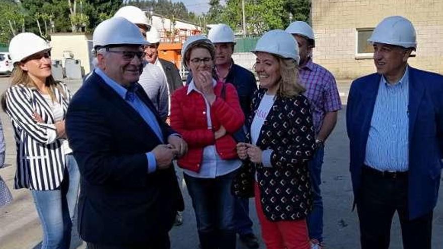 Teresa Mallada, ayer, con representantes de los astilleros Armón.