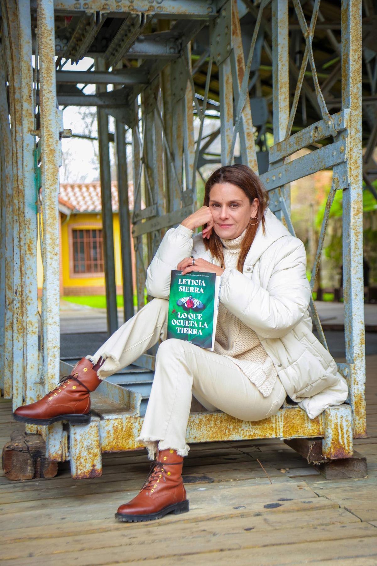 Leticia Sierra, con la obra que presenta este lunes en Riaño.