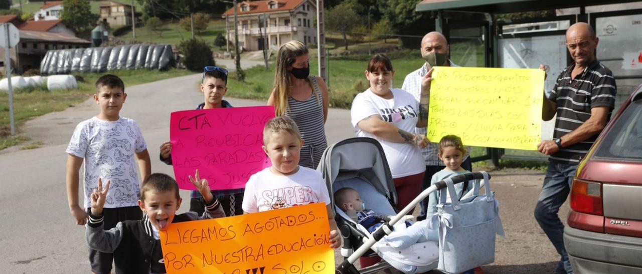 Por la izquierda, Izan Rodríguez, Marcos Huergo, Aida Seiz, Hugo Rodríguez, Miriam López, Manuel Rodríguez, Bárbara Rodríguez, Irune Liñares, Lolo Pascali y Ángel Mauro, en el entorno de la iglesia de Poago.  | Marcos León