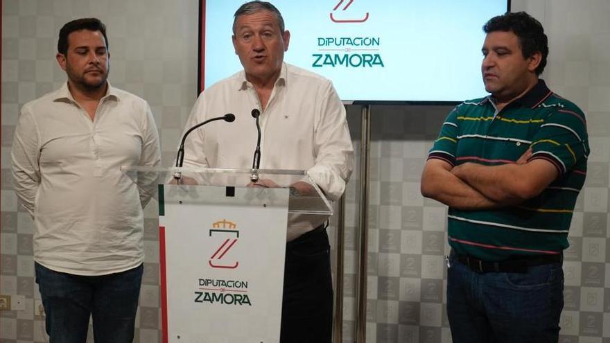 El presidente de la Diputación, Javier Faúndez, durante su intervención junto a Víctor López de la Parte y José Ángel Ruiz