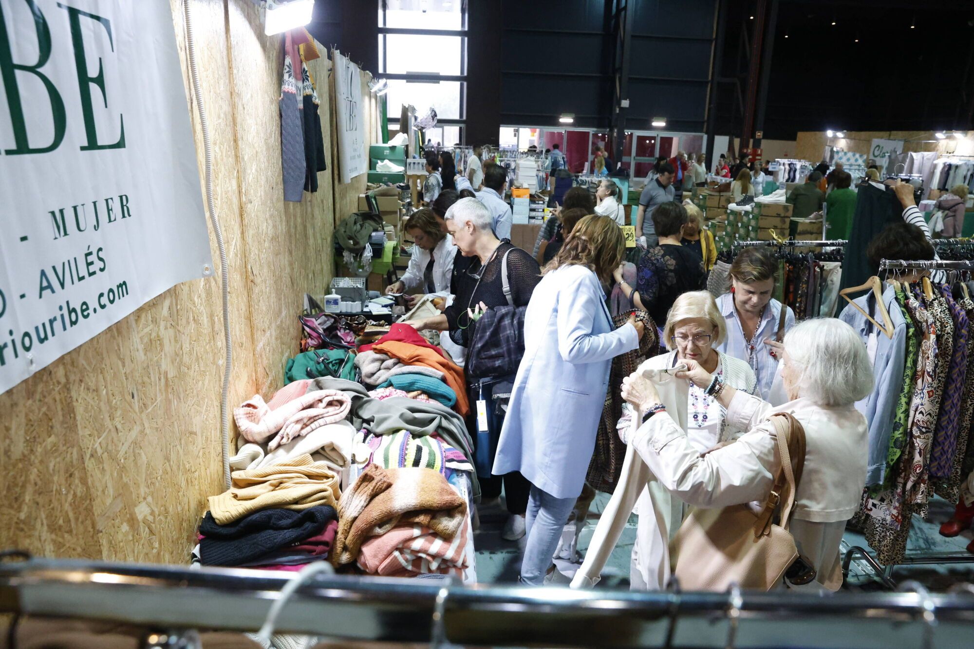 EN IMÁGENES: La Feria de Stocks regresa a Gijón con más expositores que nunca: "Es un gran escaparate para los comercios locales"