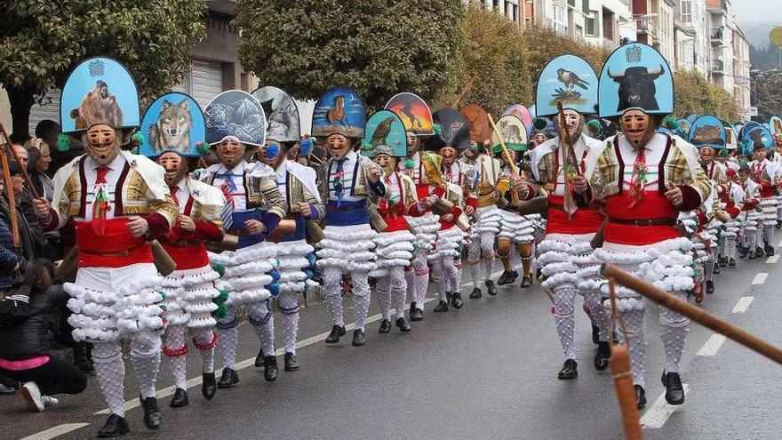 El tradicional desfile de domingo de Entroido en Verín, en el que los cigarróns son los reyes. // I. Osorio
