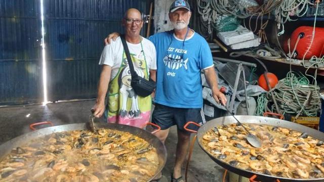 Comida conjunta a la llegada al muelle de A Mosqueira. | AFERRÓNS