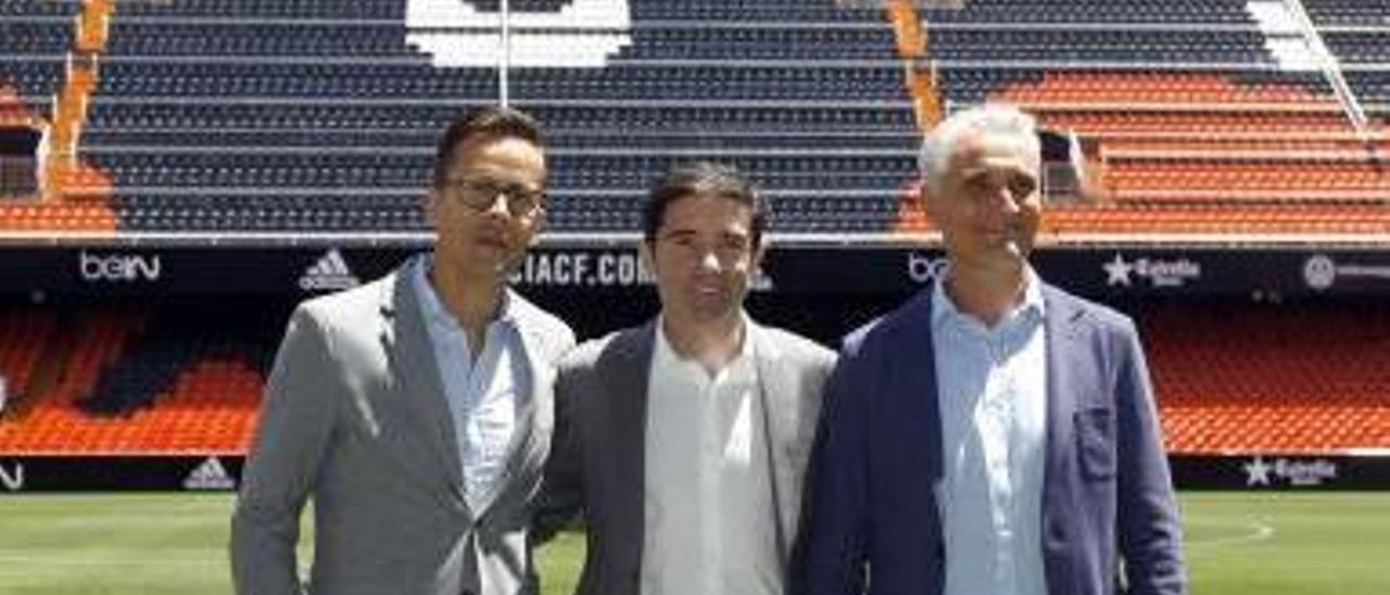 Marcelino con sus ayudantes, Rubén Uría (derecha) e Ismael Fernández, ayer en Mestalla.