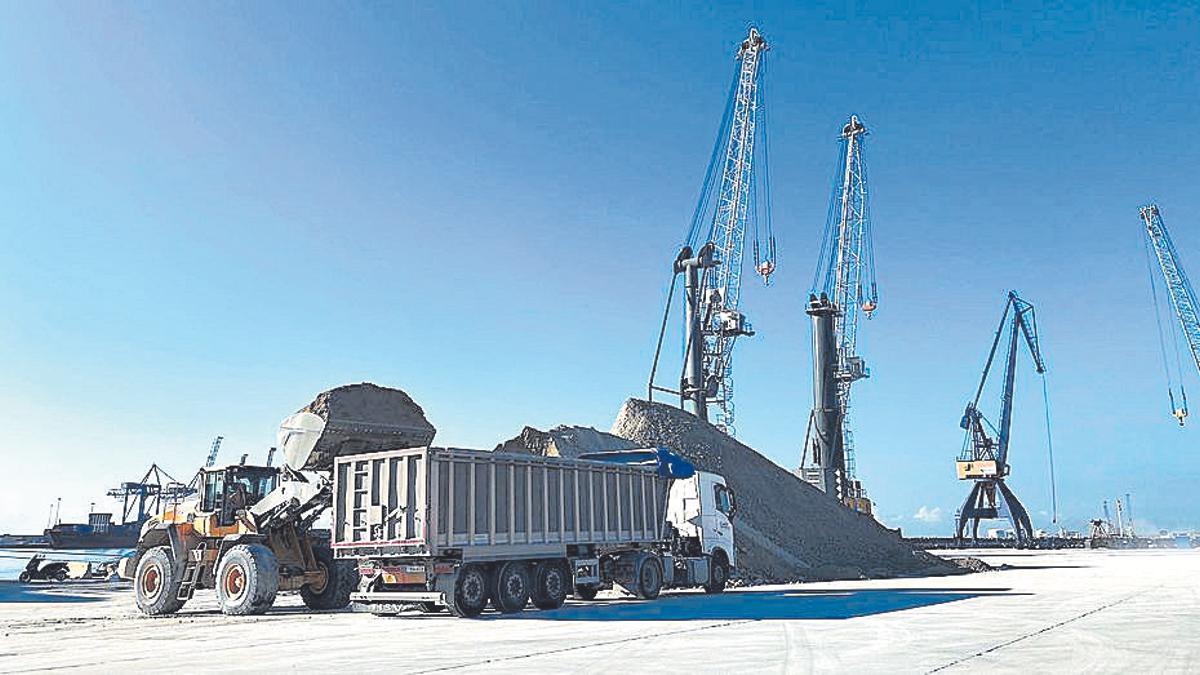El tráfico total de mercancías cerámicas en el puerto de Castellón ha experimentado un crecimiento del 28,57%, (de 4,37 millones de tn en 2023 a 5,62 millones en 2024) lo que supone un incremento de más de 1,2 millones de tn.