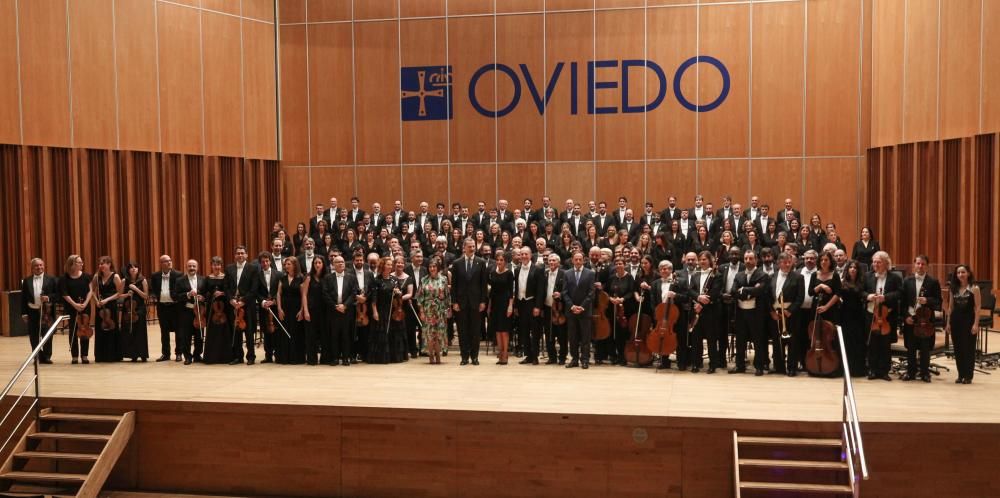 Salida de los Reyes, saludando a la gente, del concierto de los Premios Princesa