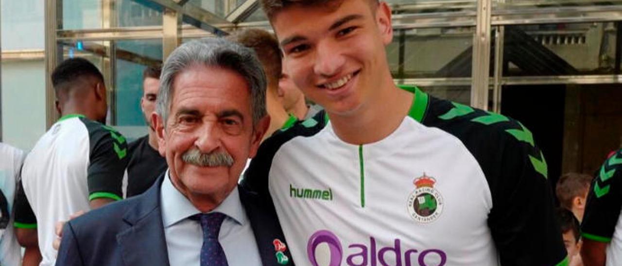 Javi Siverio posa con la camiseta del Racing de Santander junto al presidente de Cantabria, Miguel Ángel Revilla.