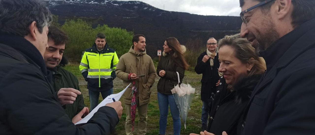 Por la izquierda, en primer término, Santiago Berjano, responsable del servicio de Minería de la Consejería; el gerente de Tragsa, Joaquín Moya; la directora de Minería, Belarmina Díaz, y el consejero Enrique Fernández, en Tormaleo.