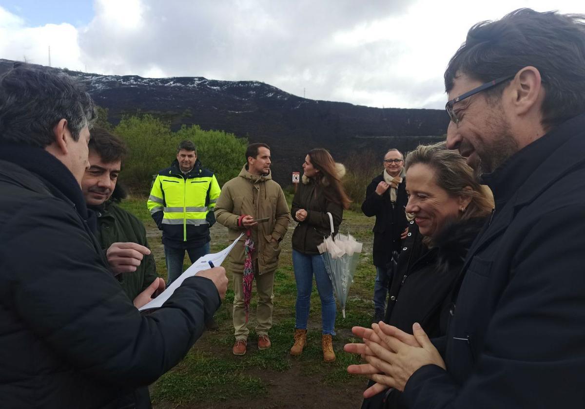 Por la izquierda, en primer término, Santiago Berjano, responsable del servicio de Minería de la Consejería; el gerente de Tragsa, Joaquín Moya; la directora de Minería, Belarmina Díaz, y el consejero Enrique Fernández, en Tormaleo.