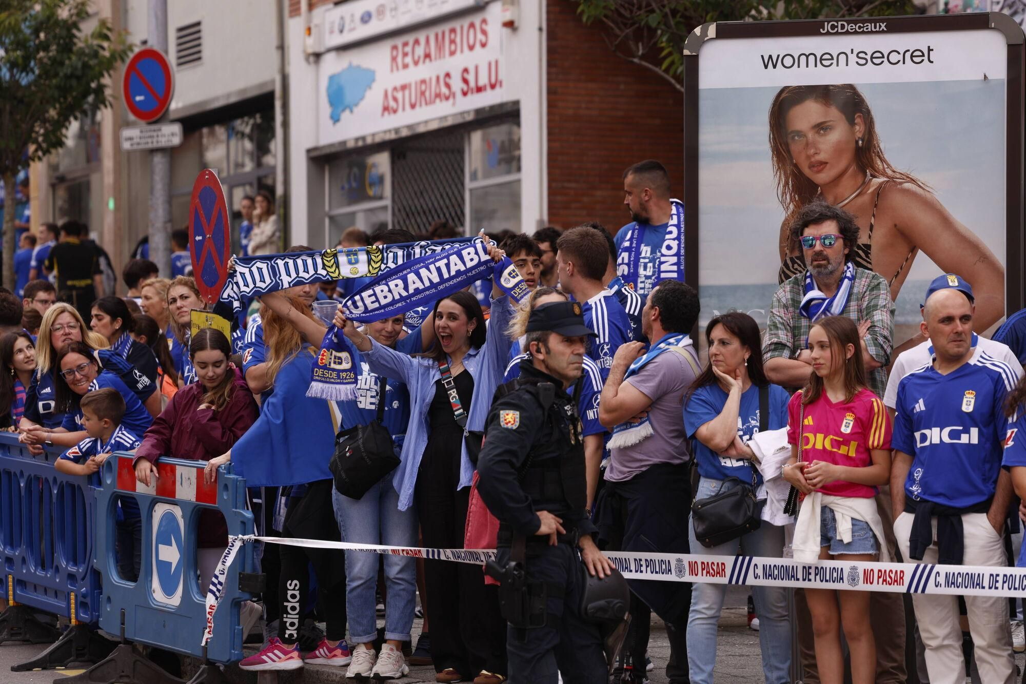 EN IMÁGENES: Espectacular recibimiento de la afición del Oviedo a su equipo antes de la vuelta por el ascenso contra el Almería