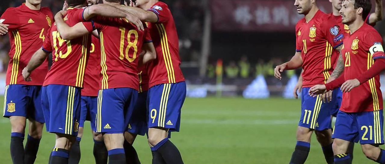 Varios jugadores de España celebran uno de los goles que consiguió la selección el sábado frente a Macedonia.