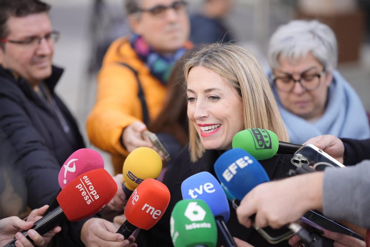 María Guardiola habla con los periodistas.