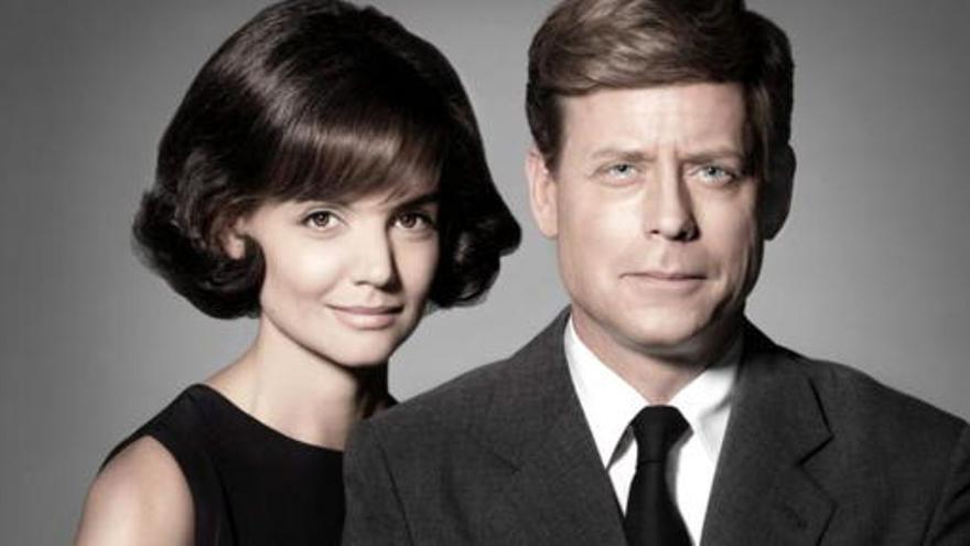 Greg Kinnear y Katie Holmes.