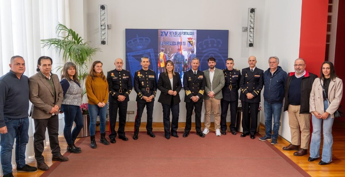 La alcaldesa, Noelia Arroyo, y el almirante jefe del Arsenal, Alejandro Cuerda, en la presentación de la nueva edición de la Ruta de las Fortalezas