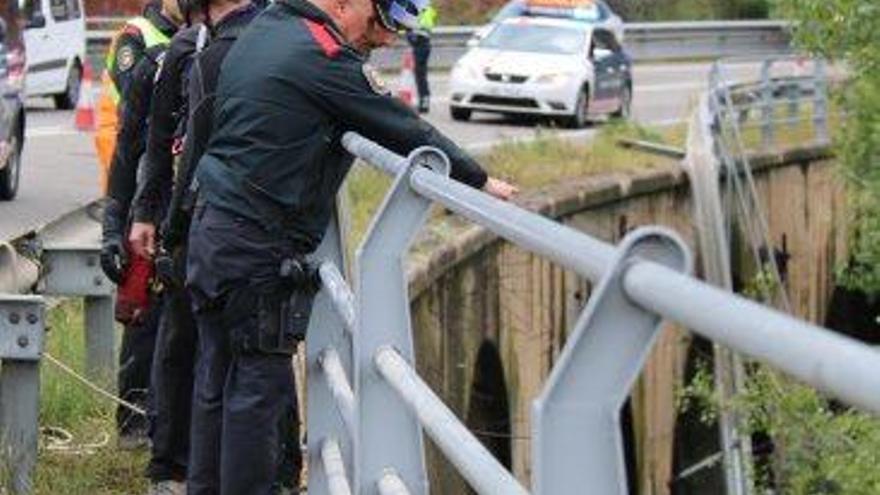 L&#039;equip d&#039;emergències treballant al punt de l&#039;accident