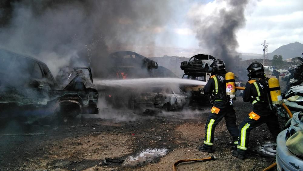 Aparatoso incendio en un desguace de Arona