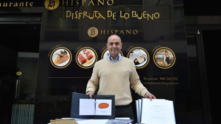 Baltasar Balta, copropietario del Restaurante Hispano, muestra las nuevas cartas del local.
